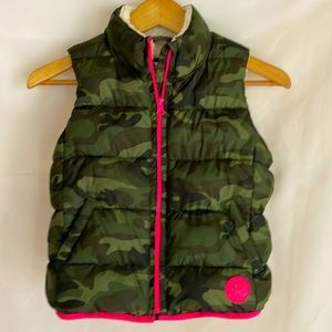GAP Kids shearling-lined puffy, camo vest, size M, EUC